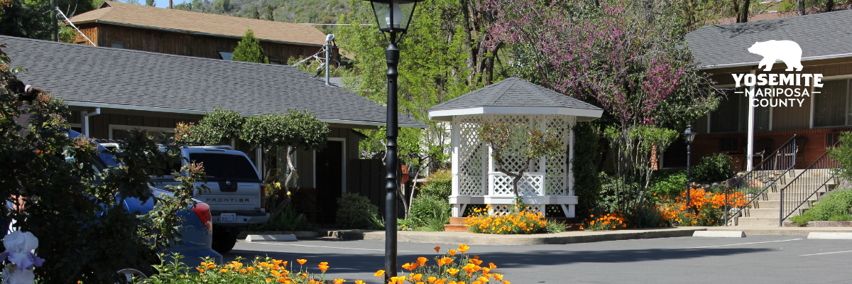 Image of a gazebo and flowers at the mariposa lodge in mariposa country, california
